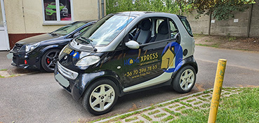 Smart autófóliázása betűkivágással