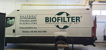 Autós reklám betűkivágással