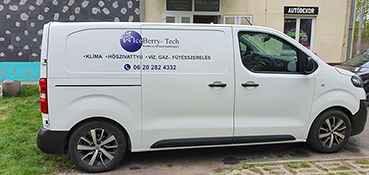 Autós reklám betűkivágással készült